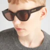 Gafas de sol con el logotipo de Prada Gafas de sol con el logotipo de Prada