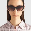 Gafas de sol con el logotipo de Prada Gafas de sol con el logotipo de Prada