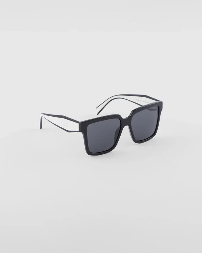 Gafas de sol con el logotipo de Prada Gafas de sol con el logotipo de Prada