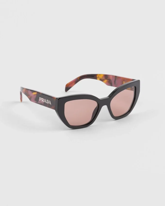 Gafas de sol con el logotipo de Prada Gafas de sol con el logotipo de Prada