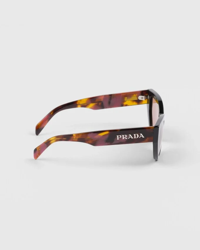 Gafas de sol con el logotipo de Prada Gafas de sol con el logotipo de Prada