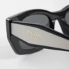 Gafas de sol con el logotipo de Prada Gafas de sol con el logotipo de Prada