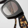 Gafas de sol con el logotipo de Prada Gafas de sol con el logotipo de Prada