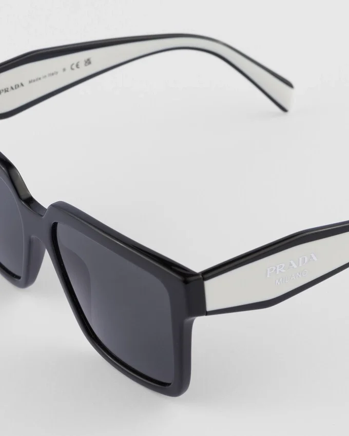 Gafas de sol con el logotipo de Prada Gafas de sol con el logotipo de Prada