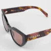 Gafas de sol con el logotipo de Prada Gafas de sol con el logotipo de Prada