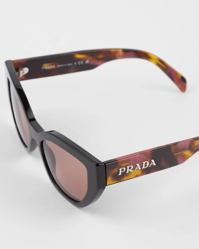 Gafas de sol con el logotipo de Prada Gafas de sol con el logotipo de Prada