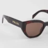 Gafas de sol con el logotipo de Prada Gafas de sol con el logotipo de Prada