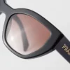 Gafas de sol con el logotipo de Prada Gafas de sol con el logotipo de Prada