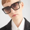 Gafas de sol con el logotipo de Prada Gafas de sol con el logotipo de Prada
