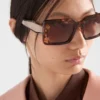 Gafas de sol con el logotipo de Prada Gafas de sol con el logotipo de Prada