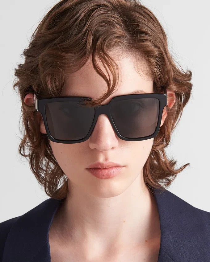 Gafas de sol con el logotipo de Prada Gafas de sol con el logotipo de Prada