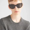 Gafas de sol con el logotipo de Prada Gafas de sol con el logotipo de Prada