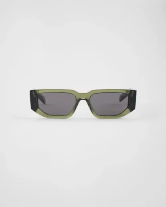 Gafas de sol con el logotipo triangular