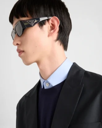 Gafas de sol con el logotipo triangular