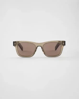 Gafas de sol con la icónica placa metálica