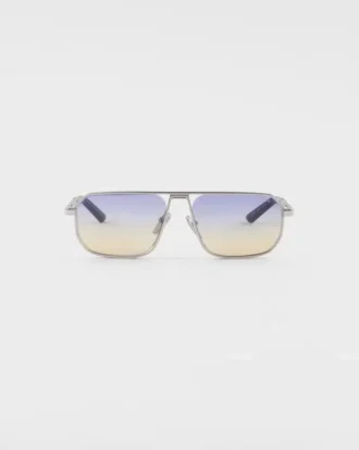 Gafas de sol con la icónica placa metálica