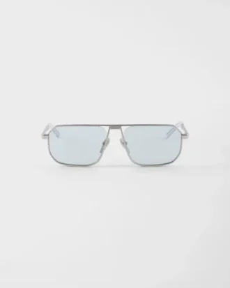 Gafas de sol con la icónica placa metálica
