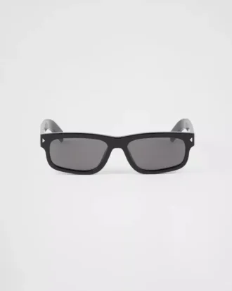 Gafas de sol con la icónica placa metálica