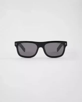 Gafas de sol con la icónica placa metálica
