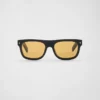 Gafas de sol con la icónica placa metálica Gafas de sol con la icónica placa metálica