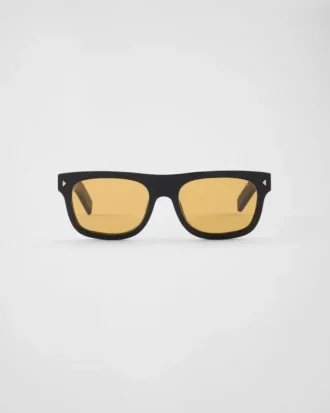 Gafas de sol con la icónica placa metálica