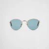 Gafas de sol con la icónica placa metálica