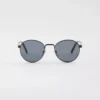 Gafas de sol con la icónica placa metálica