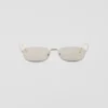 Gafas de sol con la icónica placa metálica