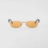 Gafas de sol con la icónica placa metálica