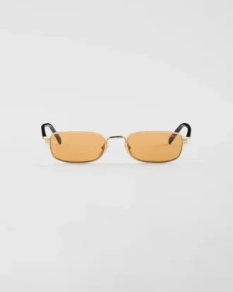 Gafas de sol con la icónica placa metálica