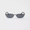 Gafas de sol con la icónica placa metálica
