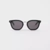 Gafas de sol con la icónica placa metálica