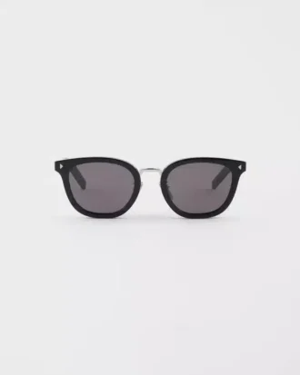 Gafas de sol con la icónica placa metálica