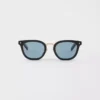 Gafas de sol con la icónica placa metálica