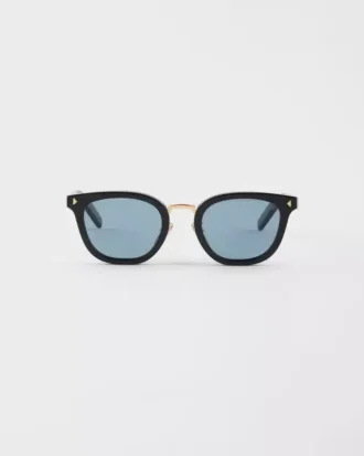 Gafas de sol con la icónica placa metálica