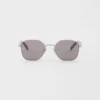 Gafas de sol con la icónica placa metálica