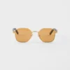 Gafas de sol con la icónica placa metálica
