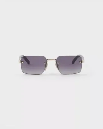 Gafas de sol con la icónica placa metálica