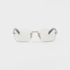Gafas de sol con la icónica placa metálica
