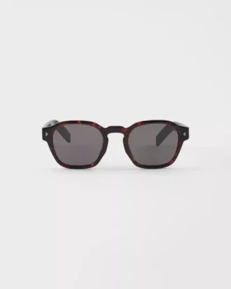 Gafas de sol con la icónica placa metálica