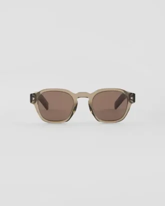 Gafas de sol con la icónica placa metálica