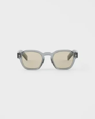 Gafas de sol con la icónica placa metálica