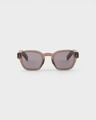 Gafas de sol con la icónica placa metálica