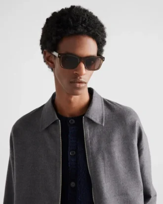 Gafas de sol con la icónica placa metálica