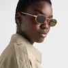 Gafas de sol con la icónica placa metálica Gafas de sol con la icónica placa metálica