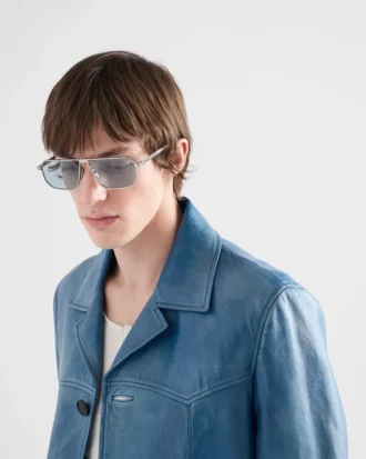 Gafas de sol con la icónica placa metálica