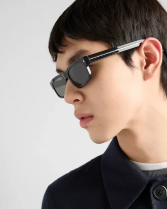 Gafas de sol con la icónica placa metálica