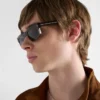 Gafas de sol con la icónica placa metálica Gafas de sol con la icónica placa metálica