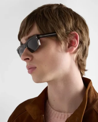 Gafas de sol con la icónica placa metálica