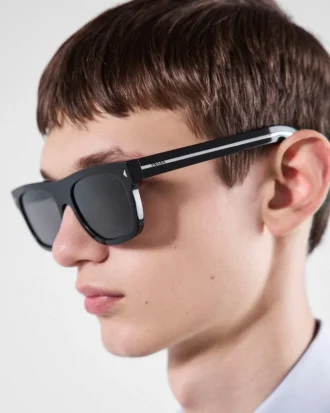 Gafas de sol con la icónica placa metálica